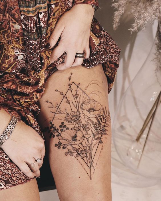 tatouage fleur sur cuisse de femme