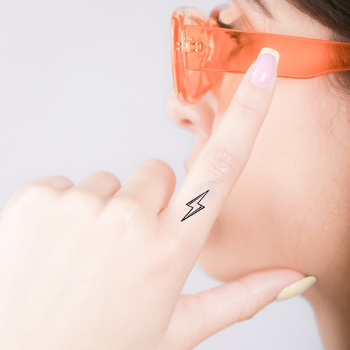 tatouage ephemere mini eclair porte sur index style minimaliste et electrique