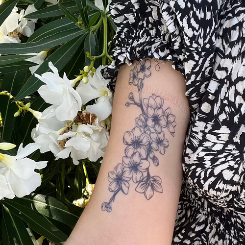 tatouage temporaire cerisier en fleurs discret inspiration nature sur bras
