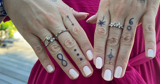 Tout savoir sur les tatouages de Hailey Bieber