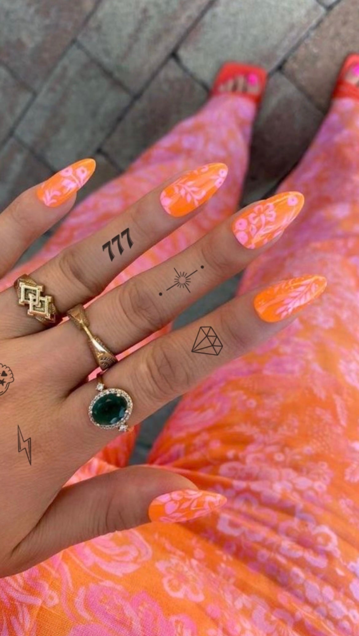 Mini tatouages éphémères sur main avec nail art