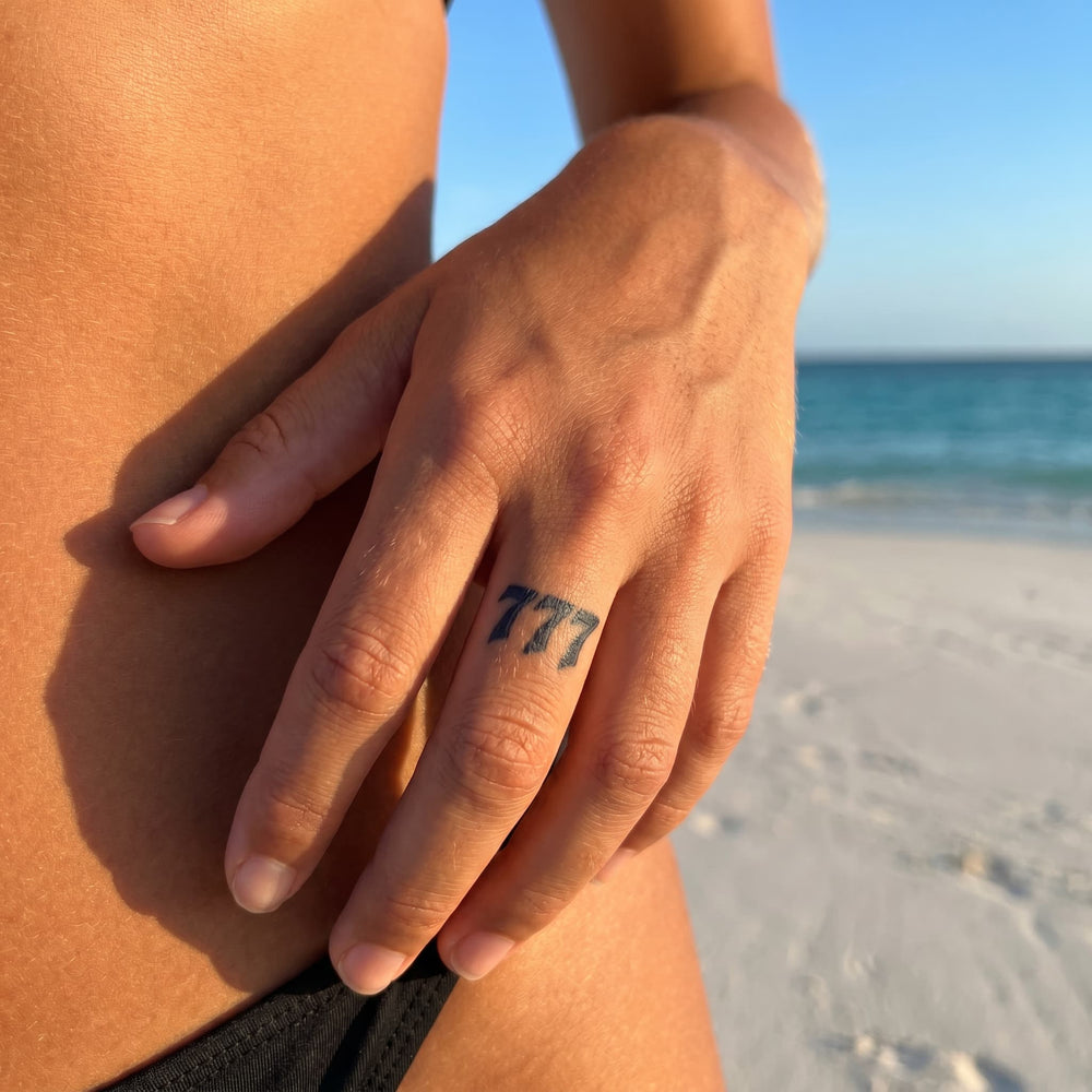 Tatouage ephemere femme 777 minimaliste symbole pour doigt