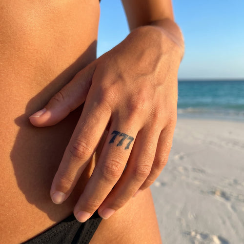 Tatouage ephemere femme 777 minimaliste symbole pour doigt