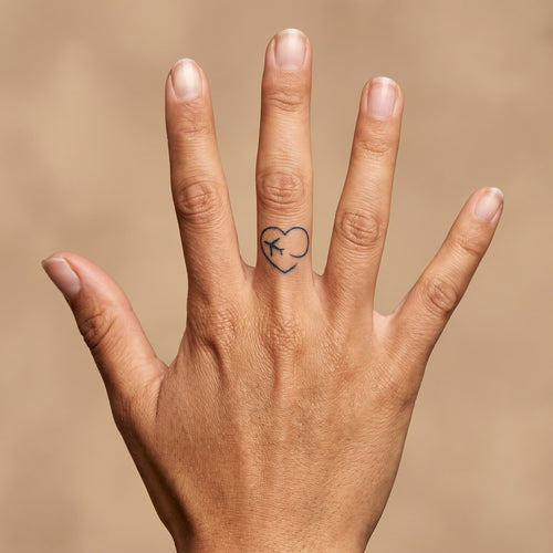 Tatouage coeur avec avion minimaliste femme