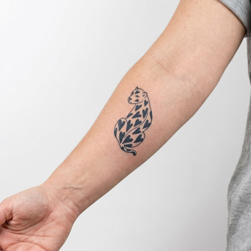 Tatouage ephemere panthere minimaliste avec coeur