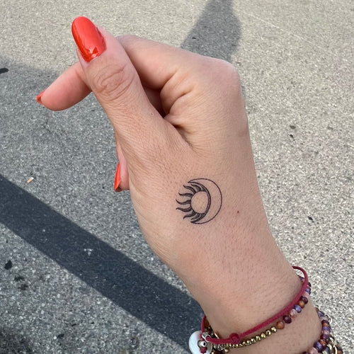 Tatuaggi con il sole e la luna