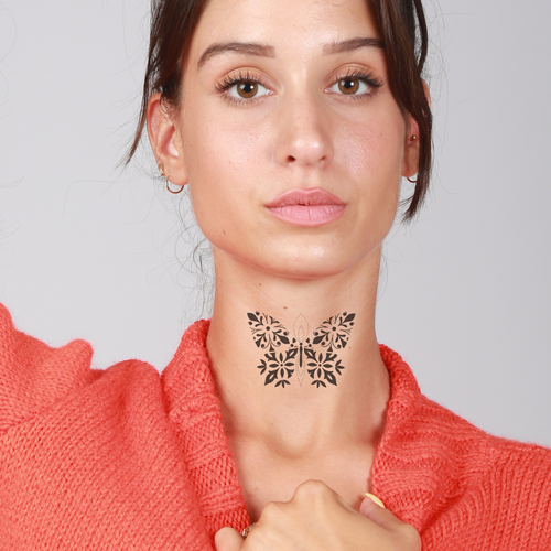 Tatuaggio con farfalla mandala