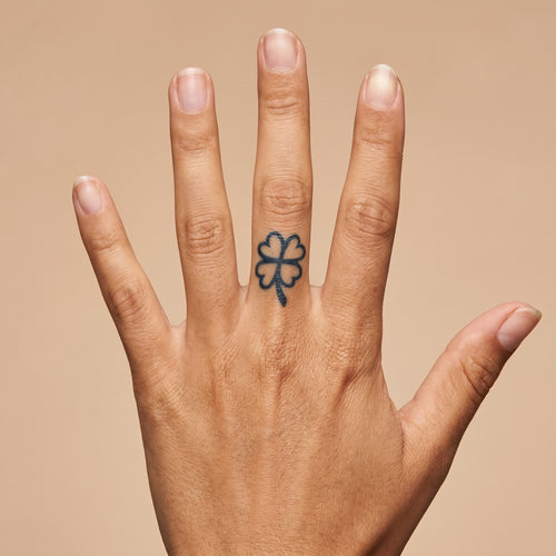 Tatouage ephemere trefle minimaliste pour femme